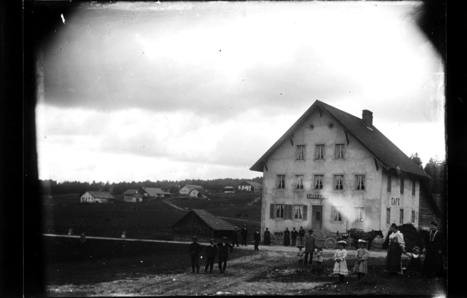 ArCJ - Muriaux, Le Cerneux Veusil, Café du Sapin et vue du hameau - 137 J 1828 b