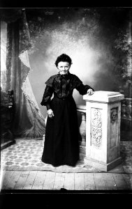 ArCJ - Portrait femme - 137 J 1233 b