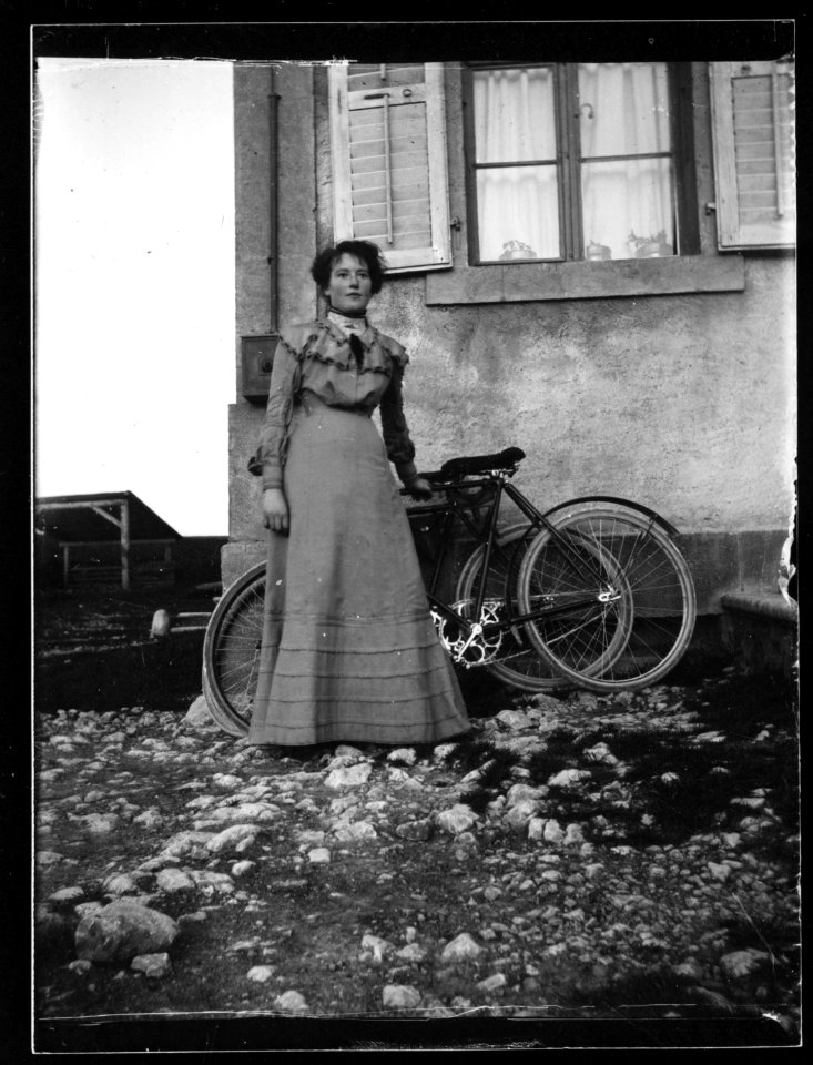 ArCJ - Portrait femme - 137 J 411 a