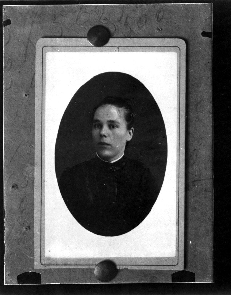 ArCJ - Portrait femme - 137 J 2182 a