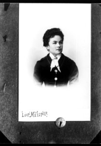 ArCJ - Portrait femme - 137 J 2676 a
