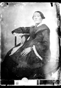 ArCJ - Portrait femme - 137 J 2671 a