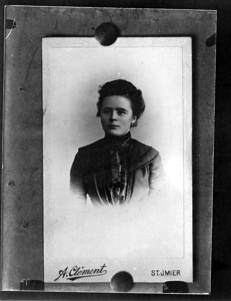 ArCJ - Portrait femme - 137 J 1955 a
