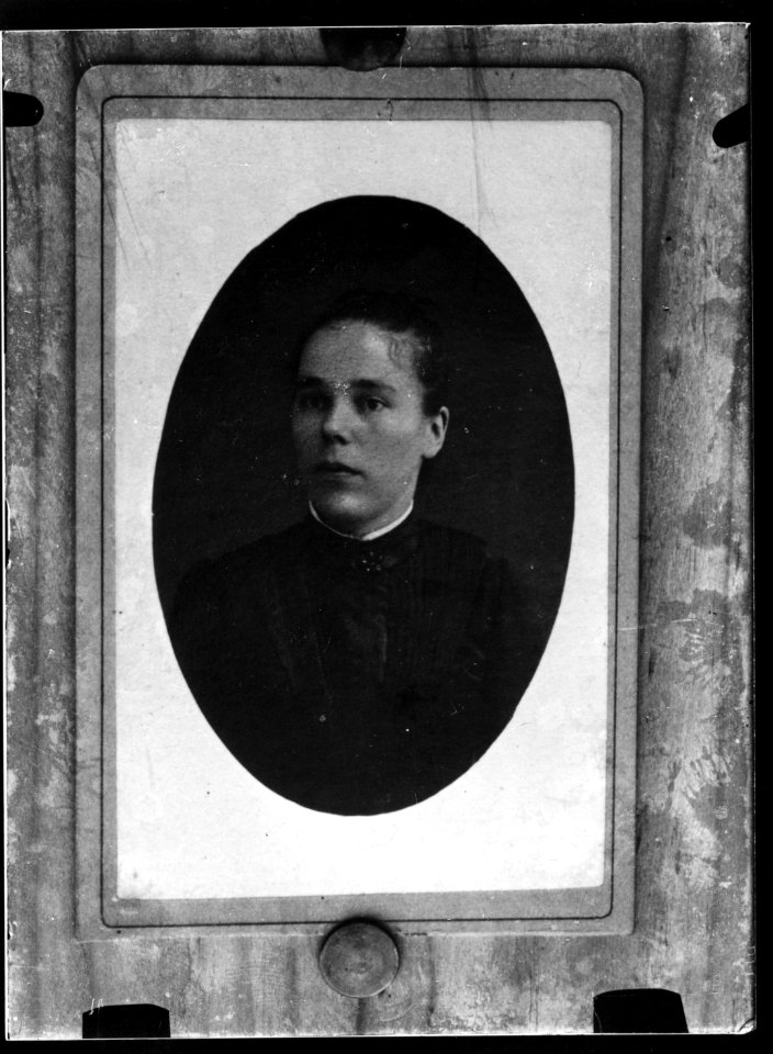 ArCJ - Portrait femme - 137 J 2144 a