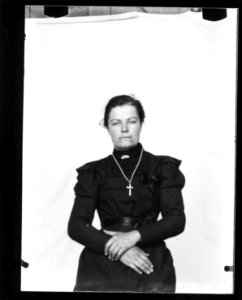 ArCJ - Portrait femme - 137 J 912 a