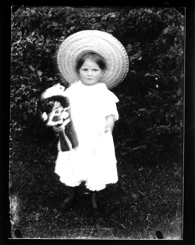 ArCJ - Portrait, fille - 137 J 1360 a