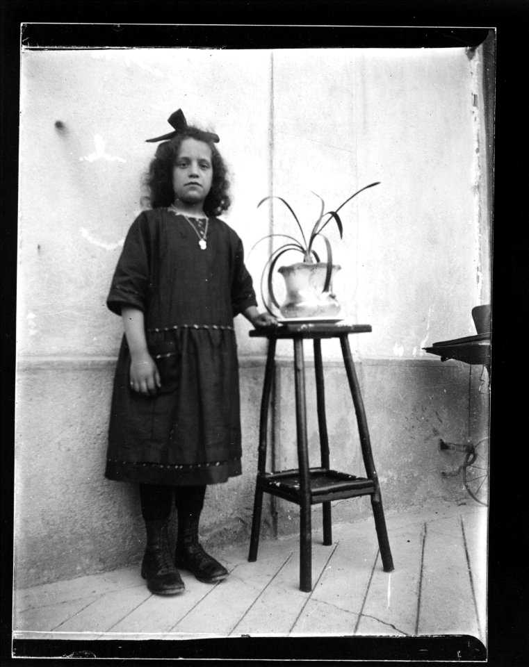 ArCJ - Portrait, fille - 137 J 1076 a