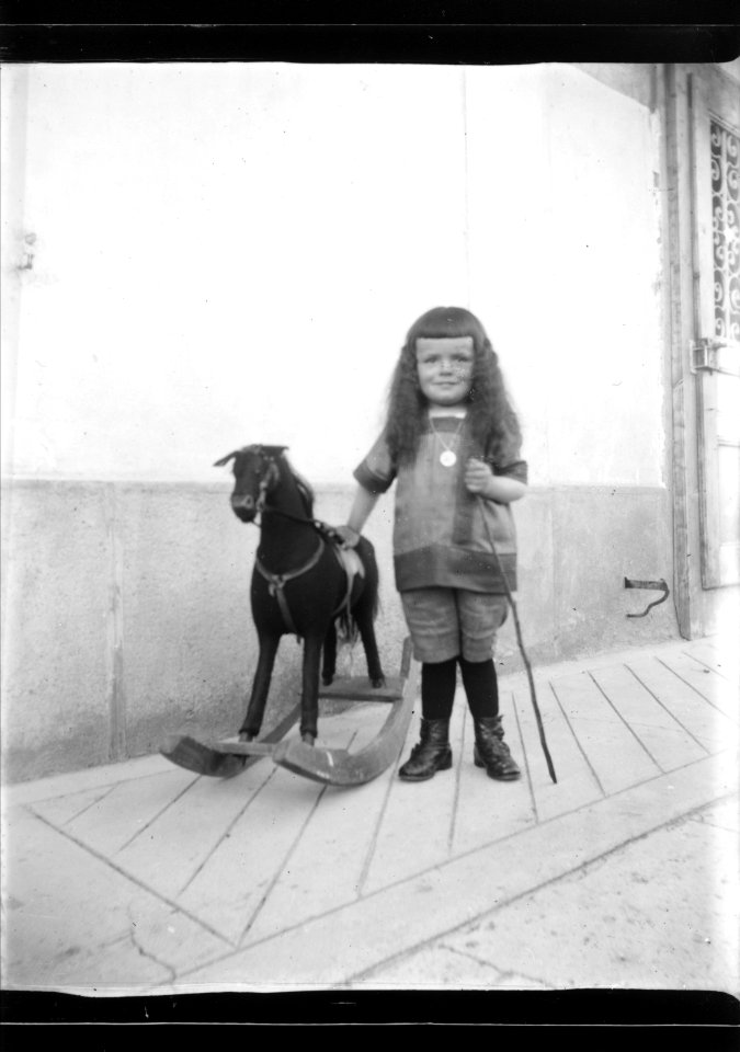 ArCJ - Portrait, fille - 137 J 2616 a