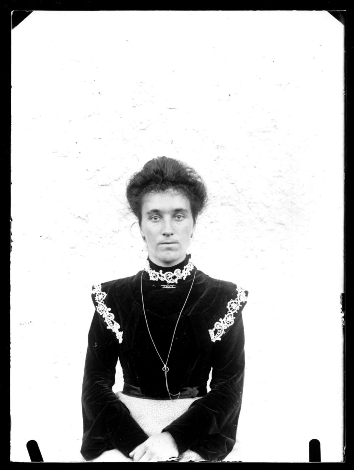 ArCJ - Portrait femme - 137 J 423 a