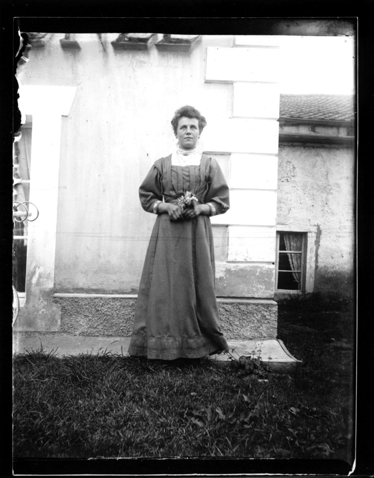 ArCJ - Portrait femme - 137 J 715 a