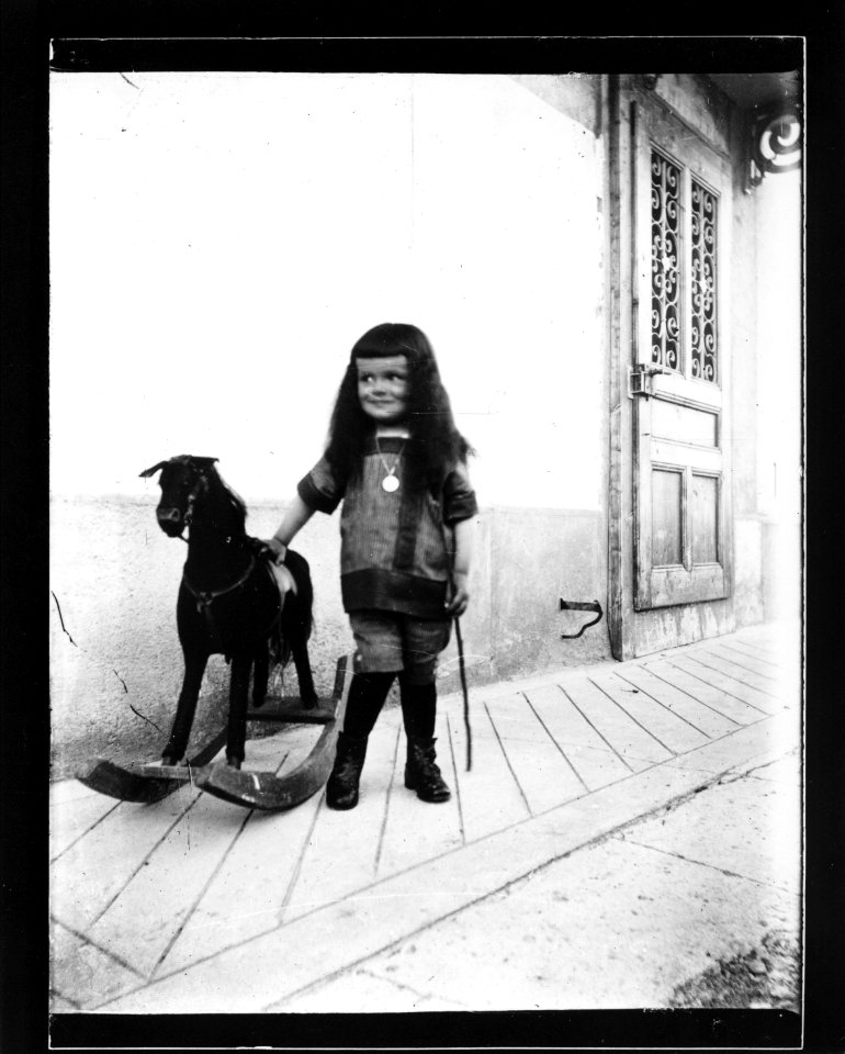 ArCJ - Portrait, enfant - 137 J 1077 a