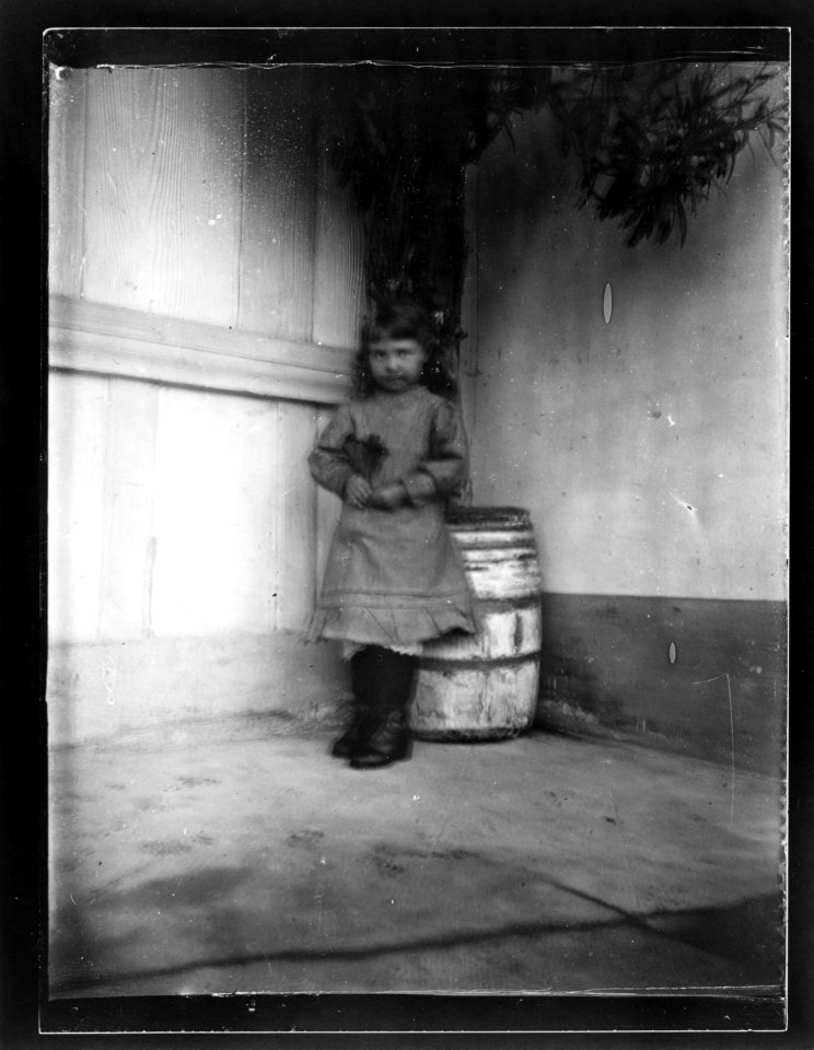 ArCJ - Portrait, fille - 137 J 2234 a
