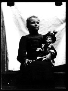 ArCJ - Portrait, fille - 137 J 424 a