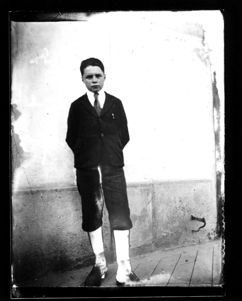 ArCJ - Portrait, garçon - 137 J 1140 a