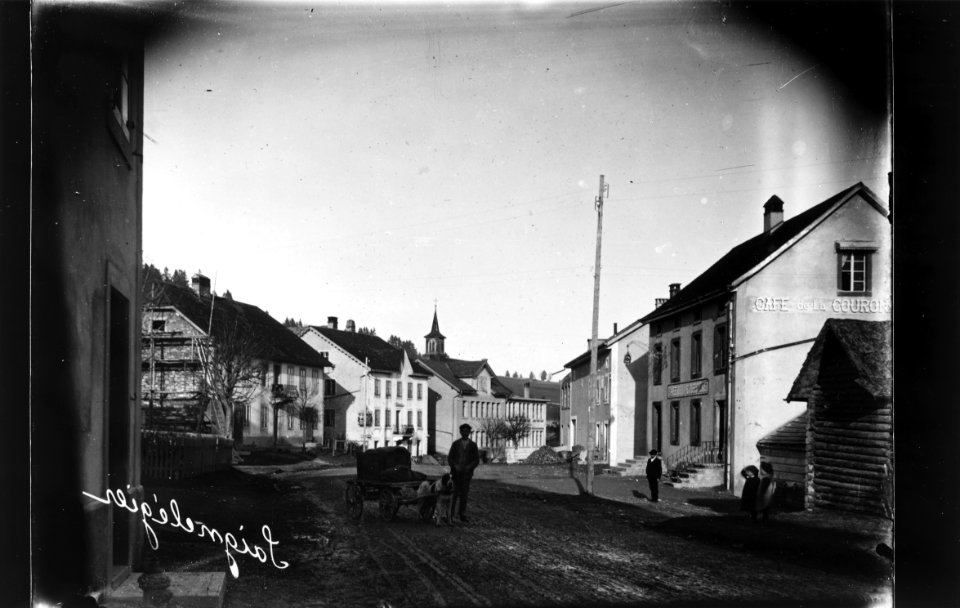 ArCJ - Saignelégier, entrée est du village, Chien Saint-Bernard tirant une charrette - 137 J 382 b