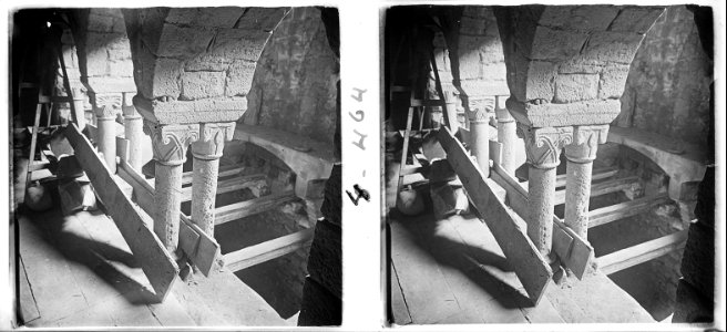 Arcs i columnes d ' un claustre romànic de Manresa