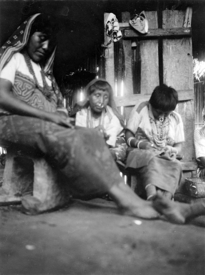 Aretande kvinnor. San Blas. Panama - SMVK - 004466