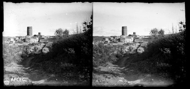 Ardèvol amb una torre circular des del camí a Torà