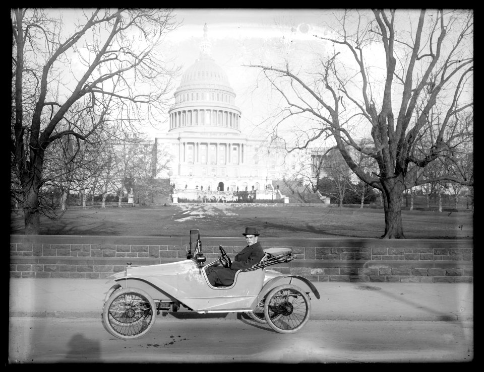 ARGO Auto, (U.S. Capitol, Washington, D.C., in background) LCCN2016824538
