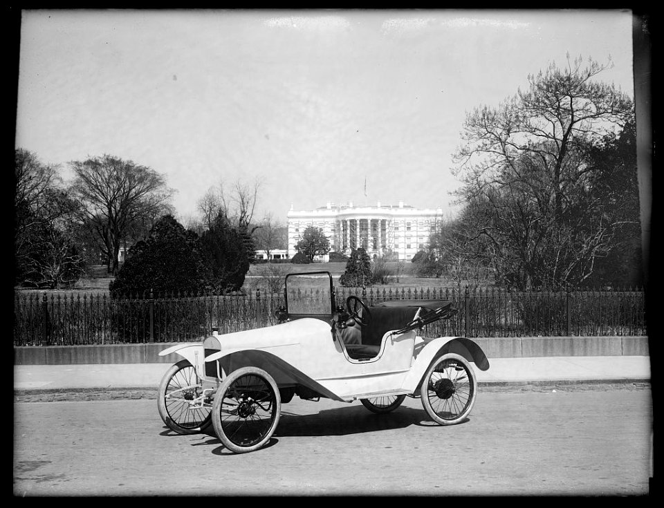 ARGO Auto (White House, Washington, D.C., in background) LCCN2016824539