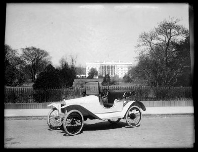 ARGO Auto (White House, Washington, D.C., in background) LCCN2016824539