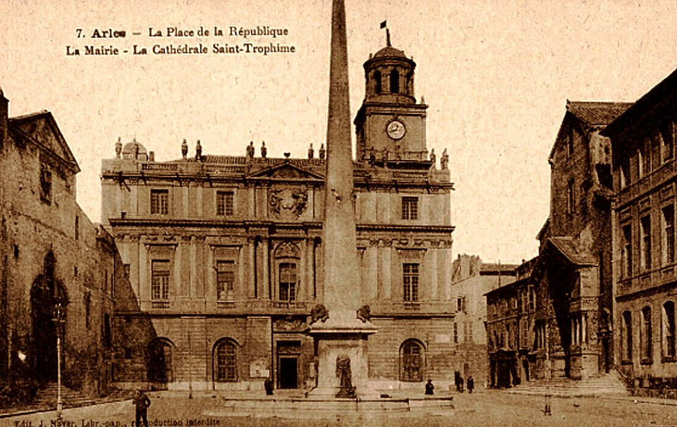 Arles Place de la Republique 01