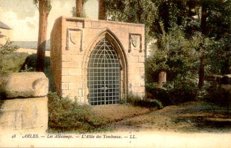 Arles Alyscamps tombeau