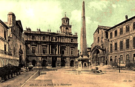 Arles Place de la Republique 02