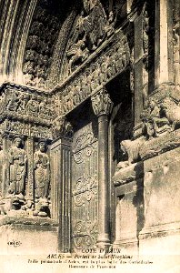 Arles St Trophime portail