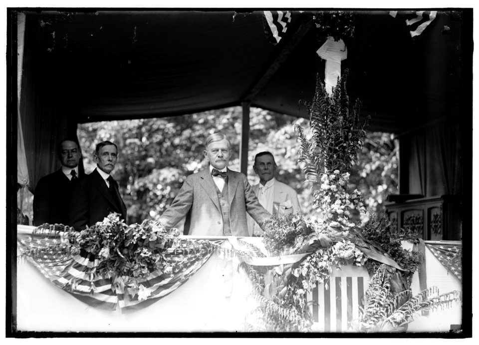 ARLINGTON NATIONAL CEMETERY. MEMORIAL DAY LCCN2016869994