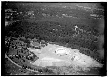 ARLINGTON NATIONAL CEMETERY. VIEWS OF ARLINGTON FROM THE AIR, CENTERING THE MEMORIAL AMPHITHEATRE LCCN2016870199