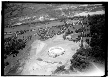 ARLINGTON NATIONAL CEMETERY. VIEWS OF ARLINGTON FROM THE AIR, CENTERING THE MEMORIAL AMPHITHEATRE LCCN2016870205