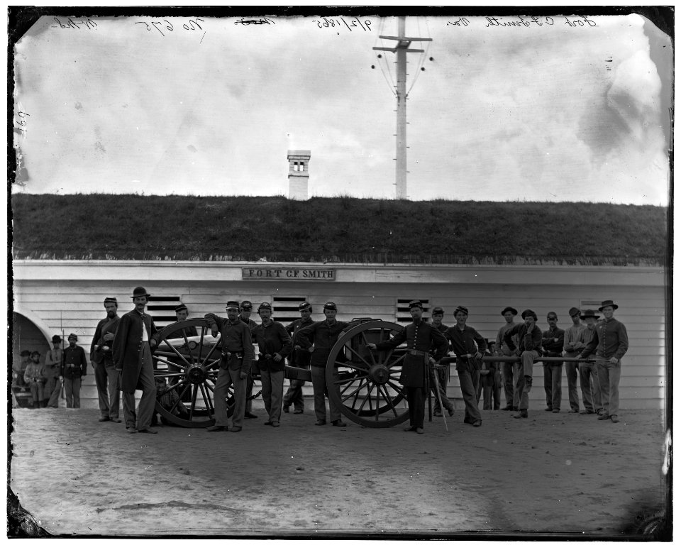 Arlington, Va. Gun crew of Company K, 2d New York Artillery, in Fort C.F. Smith LOC cwpb.04127