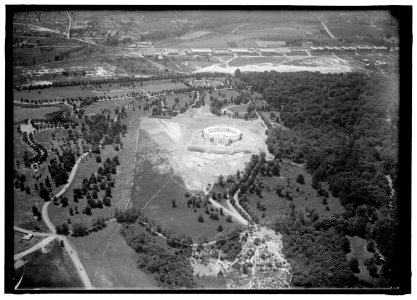 ARLINGTON NATIONAL CEMETERY. VIEWS OF ARLINGTON FROM THE AIR, CENTERING THE MEMORIAL AMPHITHEATRE LCCN2016870196