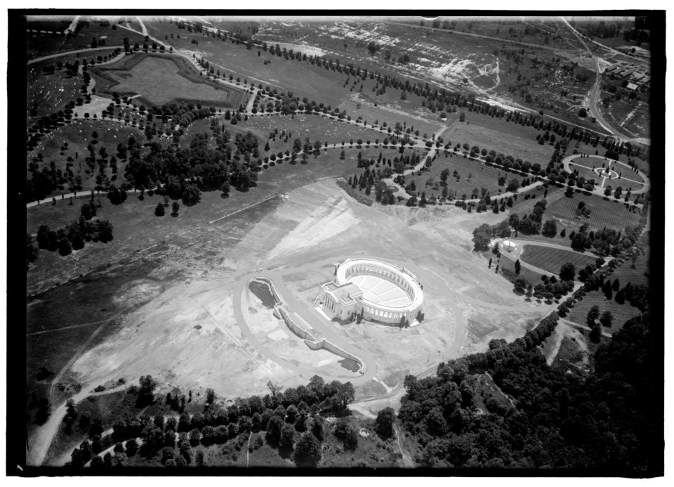 ARLINGTON NATIONAL CEMETERY. VIEWS OF ARLINGTON FROM THE AIR, CENTERING THE MEMORIAL AMPHITHEATRE LCCN2016870201