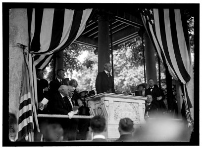 ARLINGTON NATIONAL CEMETERY. WILSON SPEAKING, MEMORIAL DAY; MRS. WILSON AND DANIELS AT RIGHT LCCN2016867837