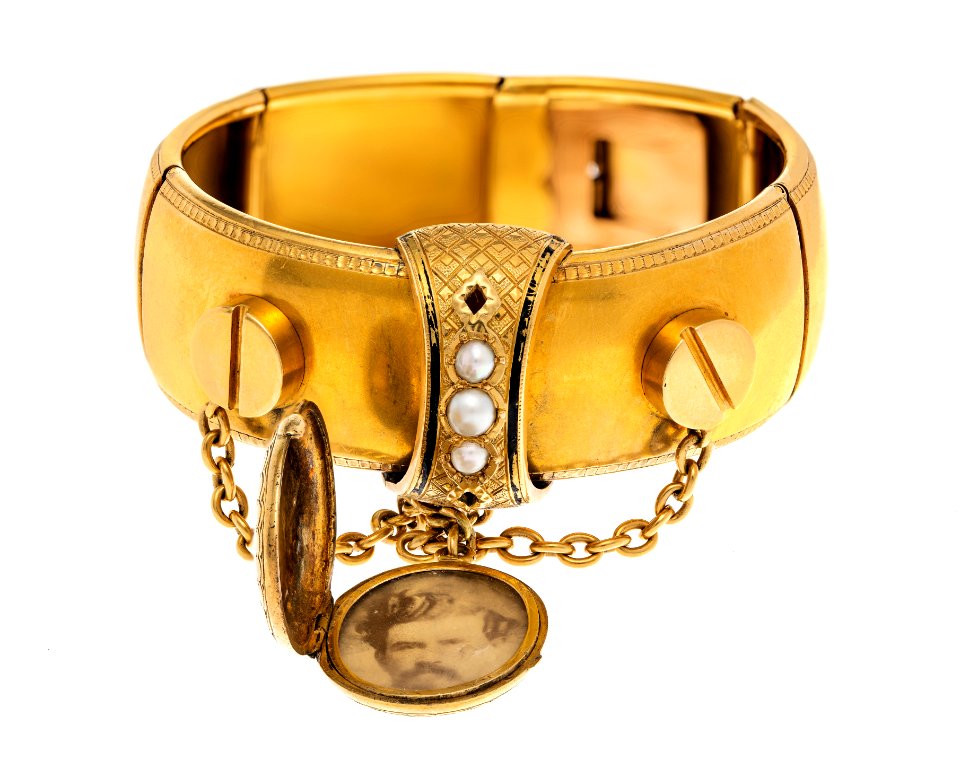 Armband med medaljong uti ett porträttfotografi föreställande Walther von Wallwyl, 1860-tal - Hallwylska museet - 110144