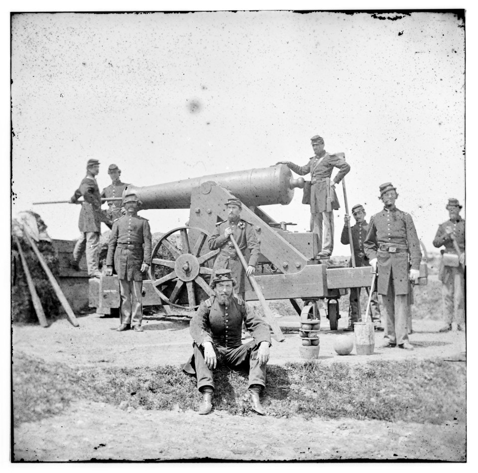 Arlington, Va. Soldiers with 24-pdr. siege gun on wooden barbette carriage at Fort Corcoran LOC cwpb.01492