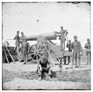 Arlington, Va. Soldiers with 24-pdr. siege gun on wooden barbette carriage at Fort Corcoran LOC cwpb.01492