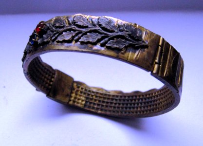Armband aus einem Granatführungsring photo