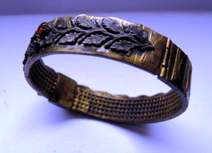 Armband aus einem Granatführungsring