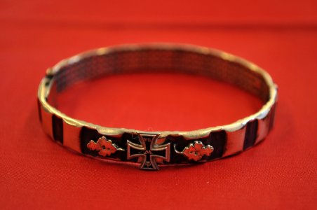 Armband aus einem umgearbeiteten Granatführungsring, item 1