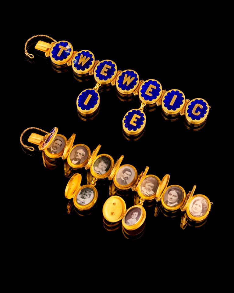 Armband av medaljonger, 1868-1874 - Hallwylska museet - 109595
