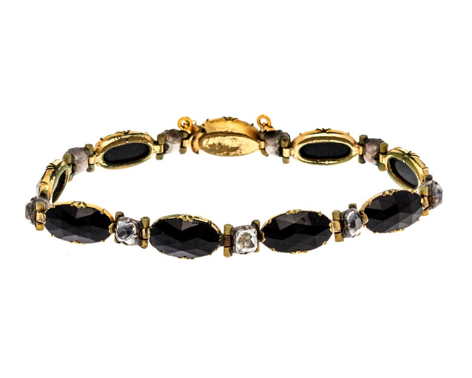 Armband i förgyllt silver med gagat och bergkristaller, 1800-talets första hälft - Hallwylska museet - 110150