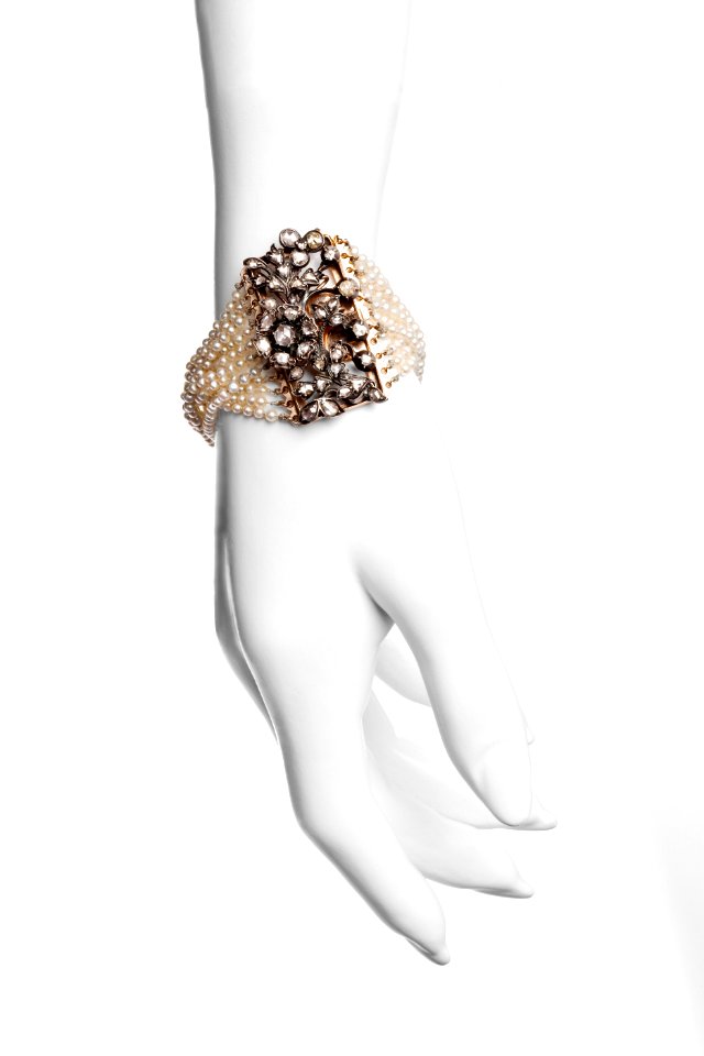 Armband. Foto till boken: Ett sekel av dräkt och mode ur de Hallwylska samlingarna - Hallwylska museet - 89391