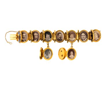 Armband av medaljonger med porträttfotografier av familjen Kempe och Hallwyl - Hallwylska museet - 109996