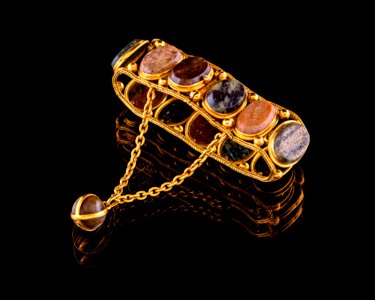 Armband med strandstenar, 1800-talets andra hälft - Hallwylska museet - 109568
