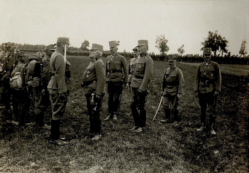 Armeeoberkommandant Erzherzog Friedrich und Heeresgruppenkommandant Erzherzog Karl beim XIII. Korps, 15.09.1916 (BildID 15550517)