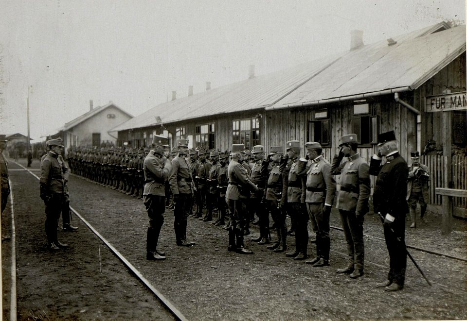 Armeeoberkommandant Erzherzog Friedrich wird bei seiner Ankunft in Chodoriwbegrüßt,14.9.1916, der Abschnittskommandant Erzherzog Karl zentral in der Mitte (BildID 15550447)
