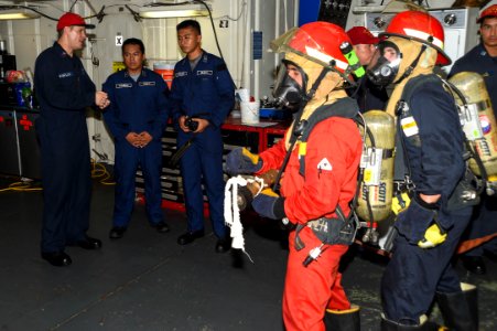 Armed Forces of the Philippines trains with Peleliu Expeditionary Strike Group during PHIBLEX15 141007-N-NZ935-027